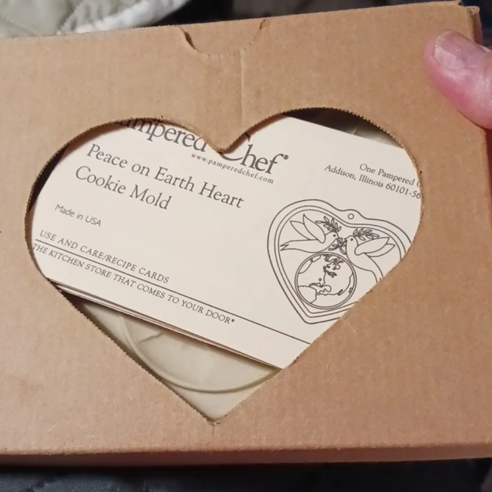 The Pampered Chef Prace on Earth Heart Cookie Mold